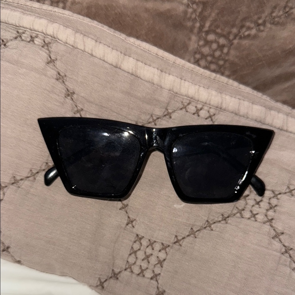Chic Black Cat-Eye Sunglasses